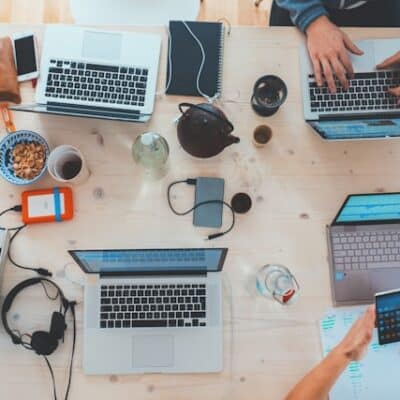 Travailler avec une agence web à Marseille à distance : comment ça se passe ?